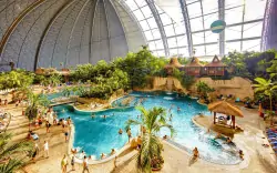 Nemecko: Exotický raj Tropical Islands s raňajkami, plážou a vnútornými i vonkajšími bazénmi neobmedzene