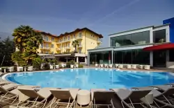 Nyaralás a Garda-tónál a Villa Nicolli Romantic Resort ****-ban félpanzióval, sós vizű medencékkel, szaunákkal