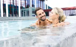 Para w basenie, RupertusTherme, Bad Reichenhall, Niemcy