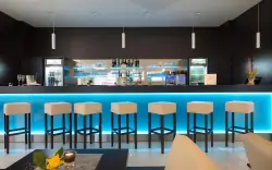 Moderní bar, Kurhotel Pyramide Sibyllenbad ****, Bad Neualbenreuth, Německo