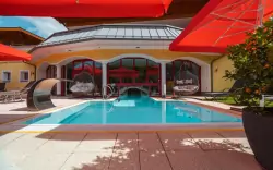Napozóágyakkal ellátott medence, Berg & Spa Hotel Urslauerhof ****, Hinterthal, Ausztria