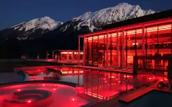 Oświetlony basen, RupertusTherme, Bad Reichenhall, Niemcy