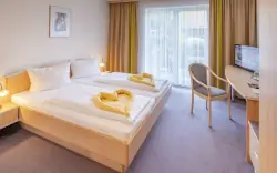 Erkélyes szállodai szoba, Sonnenhotel Bayerischer Hof, Waldmünchen, Németország