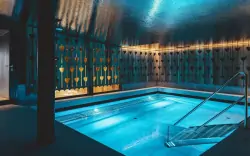 Pihenés a The Gast House Zell am Seeben, büféreggelivel és luxus wellnessrészleggel, medencével és szaunákkal