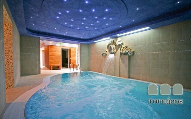 Luxusní bazén hotelu s hydromasáží 
