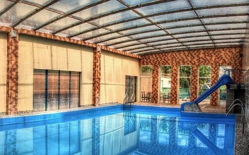 Penzion nabízí bazény s termální vodou, která vyvěrá s teplotou 39 °C