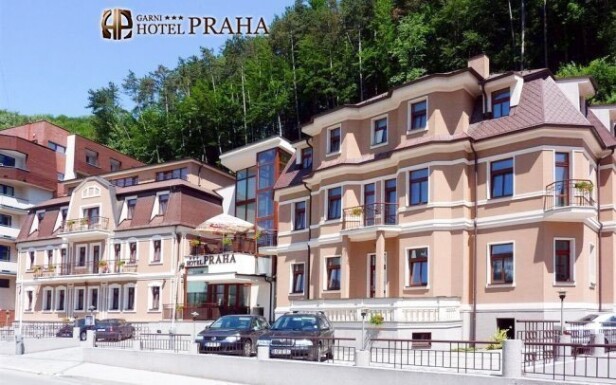 Garni hotel Praha  leží v údolí v Trenčianských Teplicích