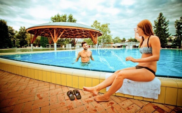 V lázních Bük můžete lenošit ve vnitřních i venkovních bazénech