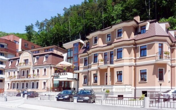 Garni hotel Praha leží v zelenom údolí v Trenčianskych Tepli