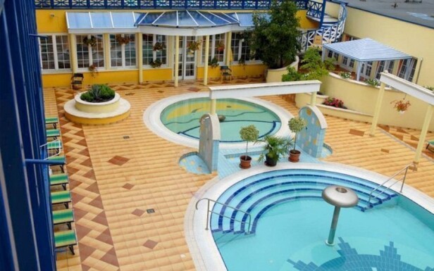 Přímo u hotelu jsou k dispozici bazény s termální vodou