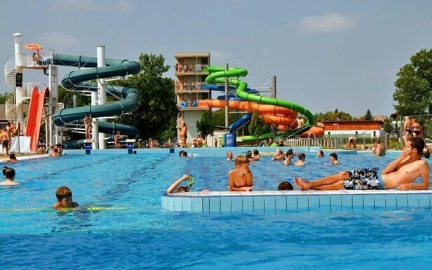 Venkovní bazény také nabízejí spoustu relaxu i zábavy