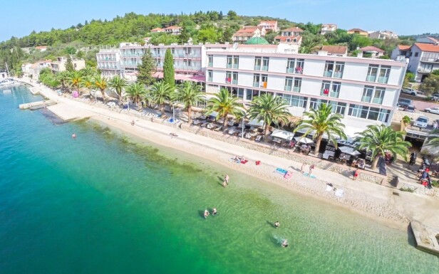 Hotel Posejdon *** stojí na pláži v meste Vela Luka