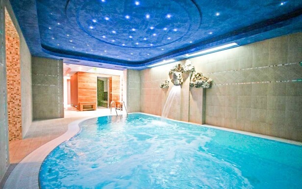 Luxusný zážitkový bazén s hydromasážou priamo v hoteli
