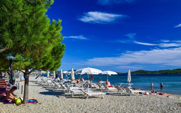 Vodice jsou město s krásnými plážemi, Chorvatsko