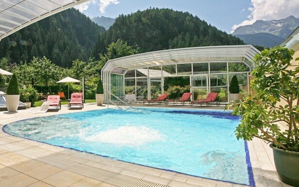 Z parádního bazénu se můžete kochat pohledem na vrcholky Alp
