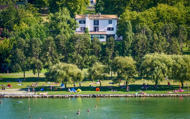 Hotel Sirály se nachází přímo na břehu Balatonu