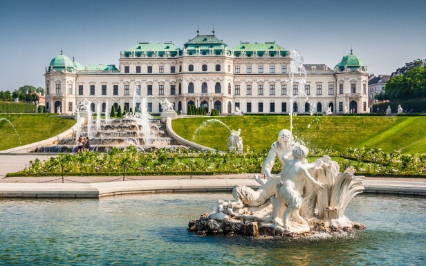 Slavný zámek Schönbrunn se zahradou Great Parter ve Vídni