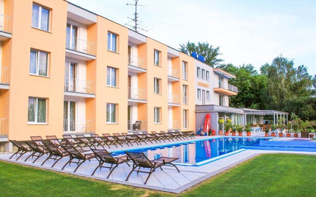 A Hotel Korekt *** területén szabadtéri medence várja a vendégeket