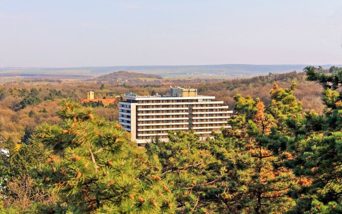 Šoproň: Hotel Szieszta s polopenzí, neomezeným wellness centrem (bazén, sauny) a vstupem do bazénu Lővér