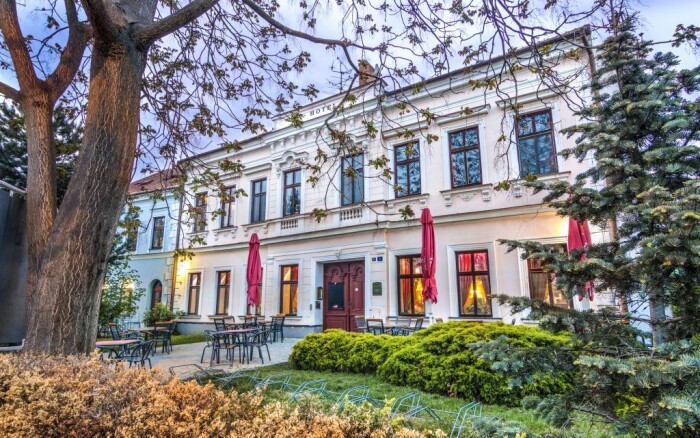  Romantika na Jižní Moravě: Hotel Drnholec *** s polopenzí a relaxem v privátních lázních + sekt a jahody
