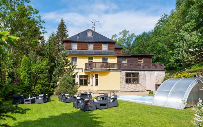 Janské Lázně u Stezky korunami stromů: Hotel Luční dům s polopenzí a bazénem + dětské hřiště, herna a kolárna