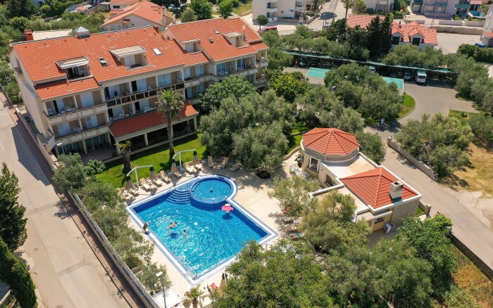 Pihenés Pag-szigeten az Aparthotel Resort Trcol ****-ban, 2-6 főnek, medencével, 3 km-re a Zrće strandtól 