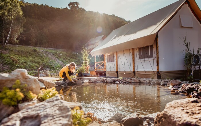 Pobyt pri Banskej Štiavnici a nádrži Počúvadlo v luxusnej chatke s terasou vo ForRest Glamping + raňajky