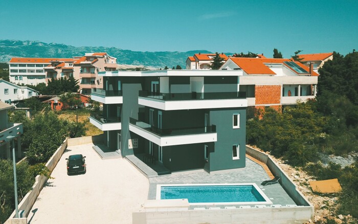 Nyaralás Pag szigeten, Novalján 900 m-re a tengerparttól, a 2-4 fős Sunshine Villa apartmanokban medencével