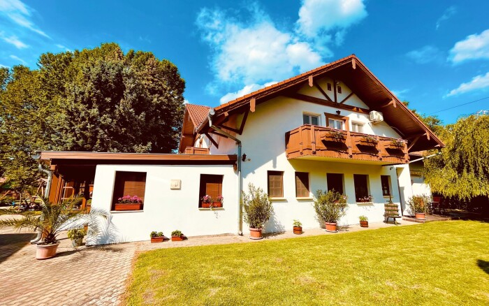 Nyaralás a Balatontól mindössze 800 m-re a medencés Sommer Panzióban reggelivel vagy félpanziós ellátással