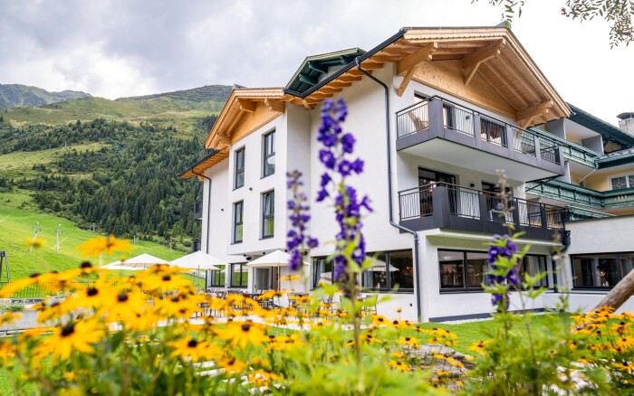 Tiroli pihenés a 4* Berghotel Hochfügenben félpanzióval, korlátlan wellnessel és panorámás beltéri medencével