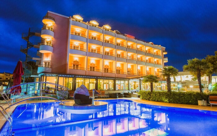 Vodice: Tengerparti pihenés a Hotel Miramare ****-ban reggelivel/félpanziós ellátással és medencével