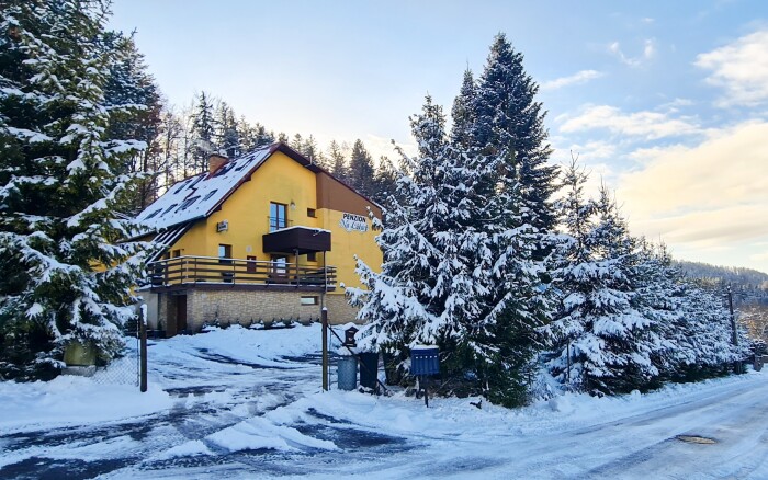 Beskydy pri Pustevenách a ski areáloch: Penzión Na Lůkach s polpenziou, saunou, kúpacou kaďou a skibusom