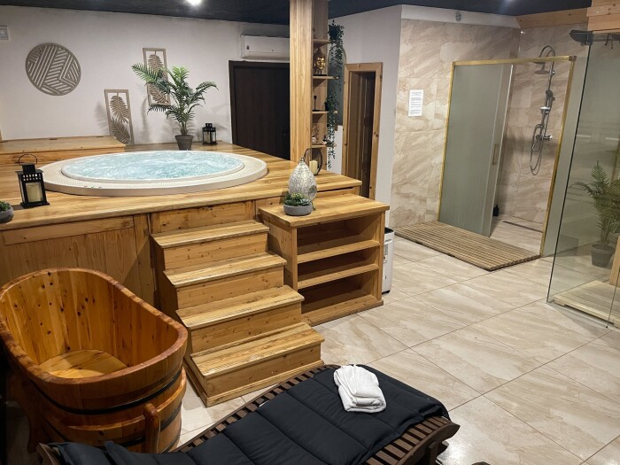 Mladá Boleslav: Relax v Hotelu a wellness Hejtmanka se snídaní a privátní vířivkou a saunou + láhev sektu