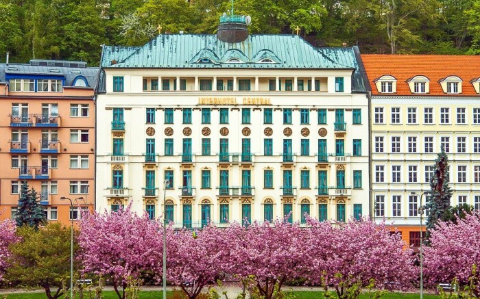Karlovy Vary: Luxusní Interhotel Central **** s polopenzí, bazénem a vířivkou neomezeně + procedury a vyžití
