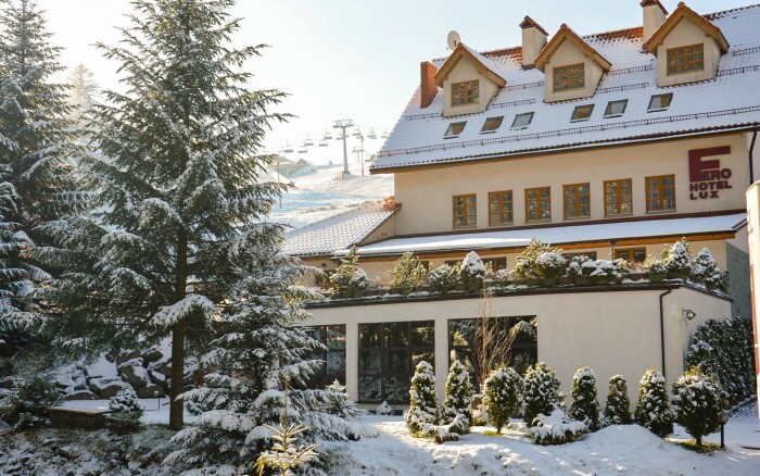 Polské Beskydy jen 20 m od ski areálu v Hotelu Fero Lux s polopenzí a neomezeným wellness (bazén, sauna)