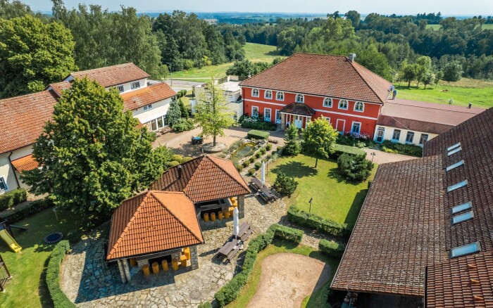Podkrkonoší blízko hospitálu Kuks a zoo ve Dvoře Králové: Farma Nová Amerika se snídaní či polopenzí + piknik