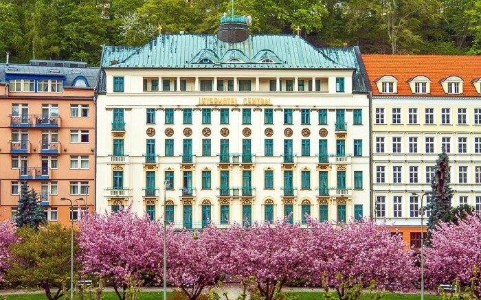 Karlovy Vary: Luxusní Interhotel Central **** s polopenzí, bazénem a vířivkou neomezeně + procedury a vyžití