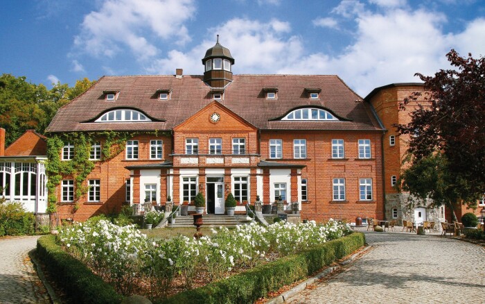 Dovolená v Německu na zámku u jezera: Hotel Schloss Basthorst **** se snídaněmi formou bufetu + bazén a sauny