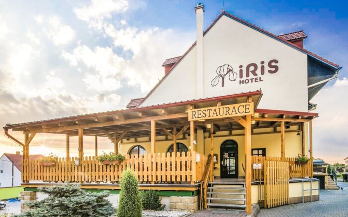Pálava ve Wellness Hotelu Iris *** s polopenzí, vířivkou a rašelinovým zábalem