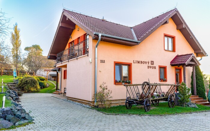 Magas-Tátra: Limbový dvor Panzió reggelivel, egy üveg borral és kedvezménnyel a Tricklandiába