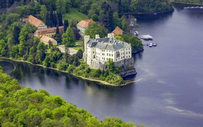 Pobyt (nejen) pro turisty nedaleko Slapské a Orlické přehrady v retro Penzionu Dalmo s bazénem + snídaně