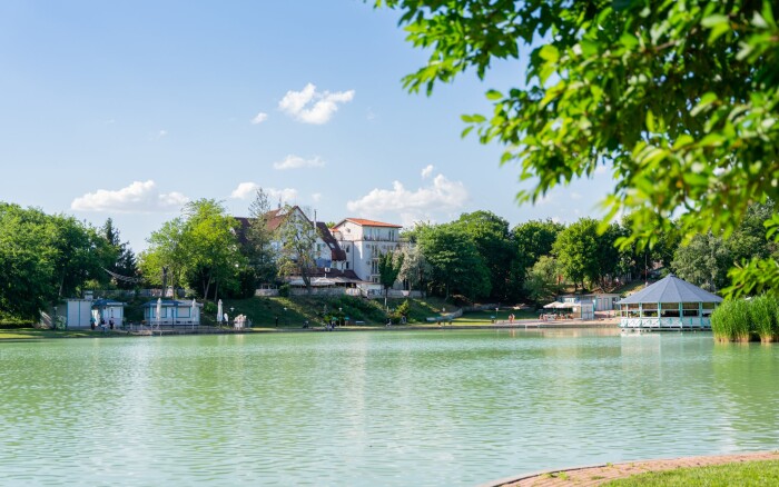Maďarsko u jezera a zároveň blízko Budapešti v Hotelu Bagoly Fogadó *** s neomezeným wellness a polopenzí