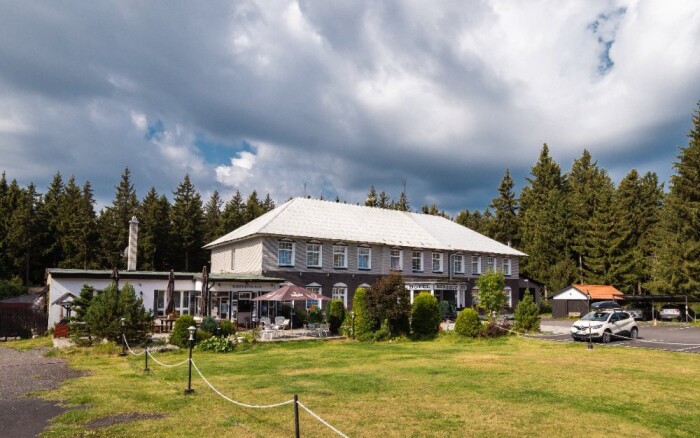Krušné hory: Jáchymov blízko Božídarského rašeliniska v Hoteli Berghof *** s polpenziou + biliard a vyžitie