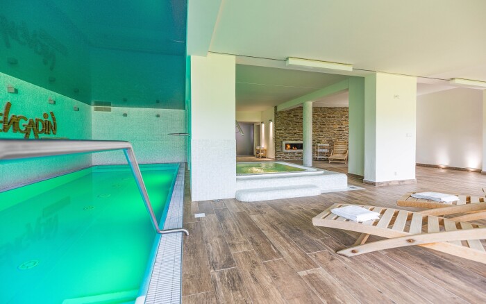 Boží Dar: Apartmán Engadin až pro 4 osoby se snídaní a neomezeným i privátním wellness (bazén, vířivka, sauny)