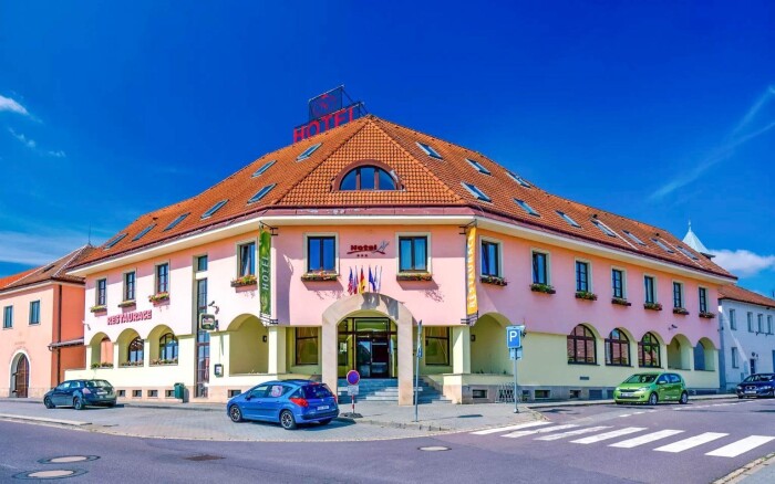 Znojmo v obklopení vinic: Rodinný Hotel N *** s polopenzí, láhví vína, návštěvou cukrárny a odpočinkem v sauně