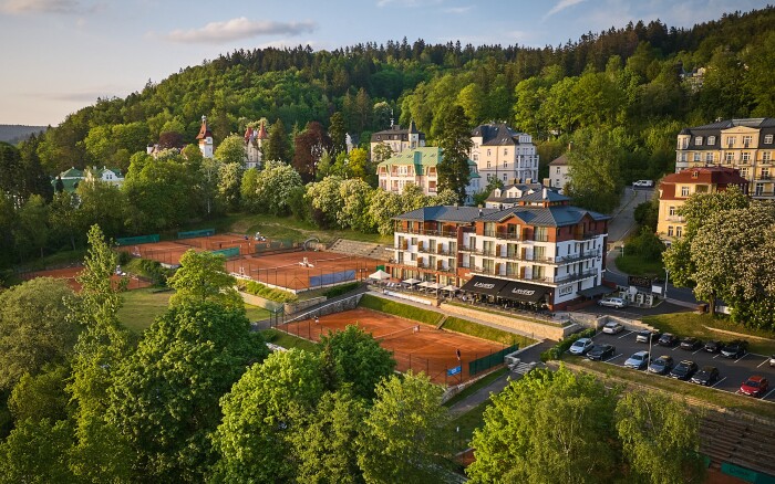Mariánské Lázně: Luxusný Hotel Queens **** s neobmedzeným wellness centrom (bazén, vírivka, sauny) + polpenzia