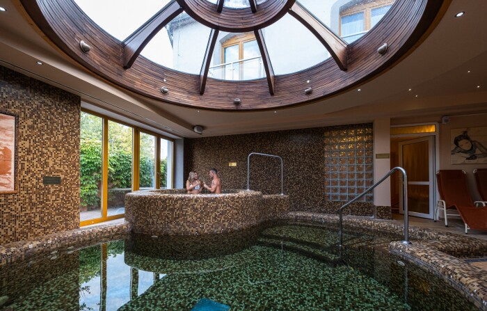 Balaton 300 m od jazera: Wellness Hotel Laroba **** s polpenziou, pohárom vína a neobmedzeným bazénom + sauny