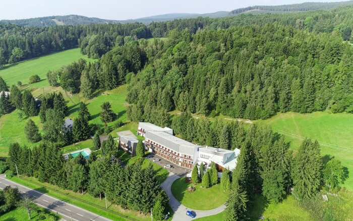 Jeseníky: Malá Morávka v Horském Hotelu Neptun s polopenzí, venkovním bazénem a ohništěm/grilem + dětská herna