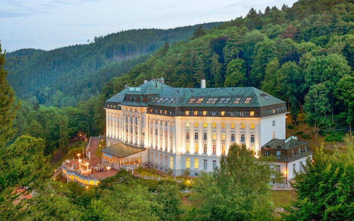 Radonové lázně Jáchymov: Hotel Radium Palace **** s polopenzí a lázeňským centrem (bazény a sauny) + masáž