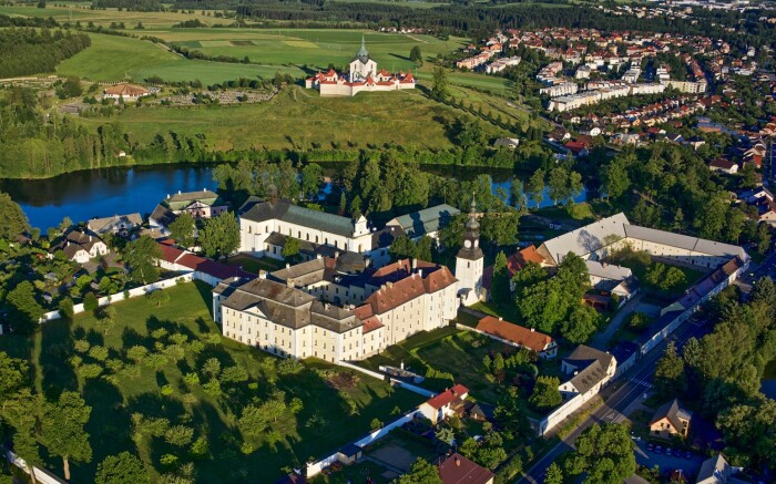 Kouzelný pobyt na zámku Žďár nad Sázavou jen pár kroků od Zelené hory (UNESCO) v moderních pokojích + snídaně